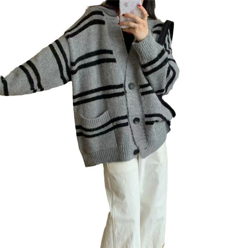 Damen Grobstrick Cardigan mit breitem Aufschlag und dekorativen Knopfdetails Heidi-Mode