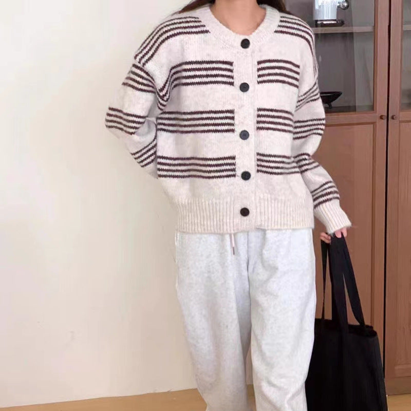 Damen modische Strickjacke mit feiner Streifenstruktur und dekorativen Knöpfen Heidi-Mode
