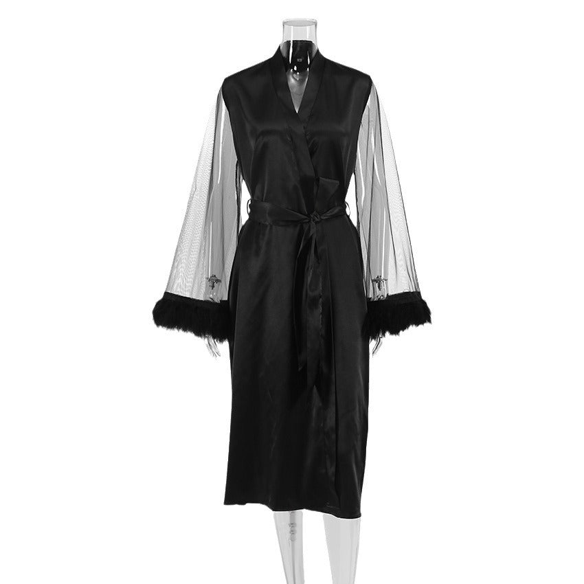 Damen luxuriöser Satin-Morgenmantel mit transparenten Ärmeln und federartigen Akzenten Heidi-Mode