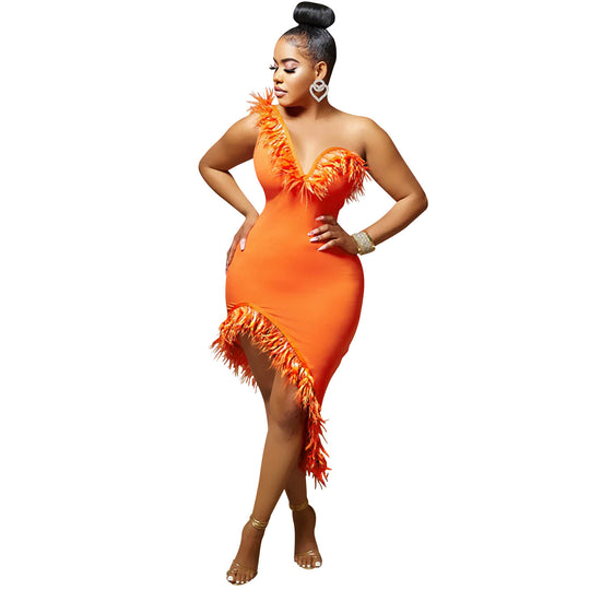 Damen Figurbetontes Abendkleid mit asymmetrischem Schnitt und eleganten Federdetails Heidi-Mode