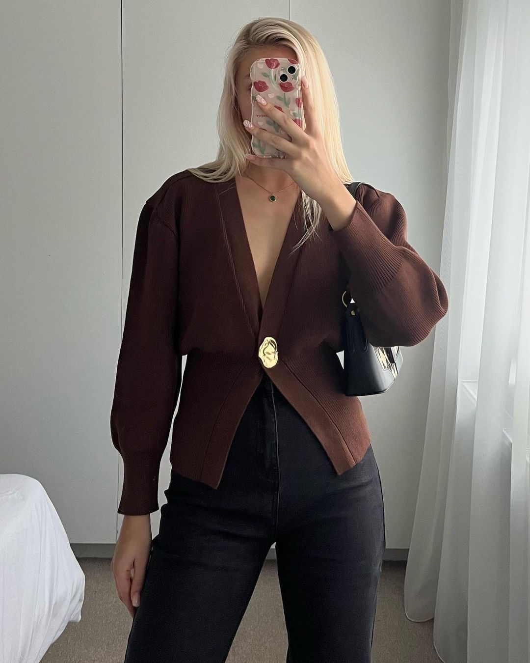 Damen modischer Strickcardigan mit tiefem V-Ausschnitt und dekorativem Knopf Heidi-Mode