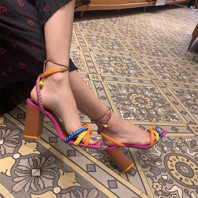 Damen Blockabsatz Sandalen mit verspieltem Riemchen-Design und trendigen Akzenten Heidi-Mode