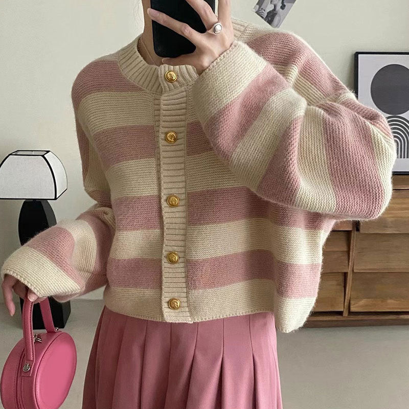 Damen Strickjacke mit dekorativem Streifenmuster und goldenen Knöpfen Heidi-Mode