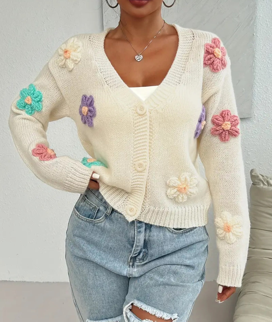 Damen Verspielter Strick-Cardigan mit handgehäkelten Blumenapplikationen Heidi-Mode