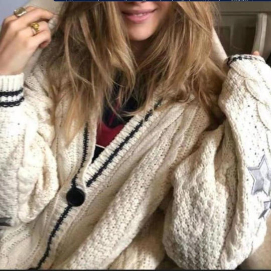 Damen Grobstrickjacke mit Sternen-Details und dekorativen Knöpfen Heidi-Mode