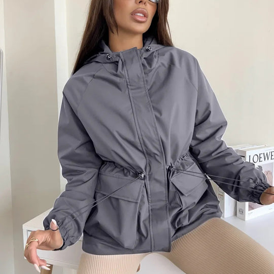 Damen leichte Windbreaker-Jacke mit verstellbarem Bund und praktischen Taschen Heidi-Mode