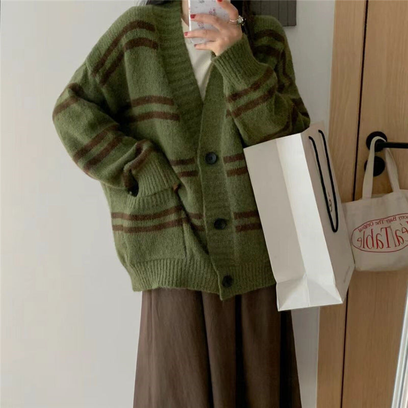 Damen Grobstrick Cardigan mit breitem Aufschlag und dekorativen Knopfdetails Heidi-Mode