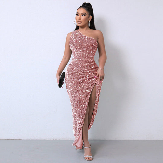 Elegantes Kleid mit One-Shoulder-Pailletten und hohem Schlitz