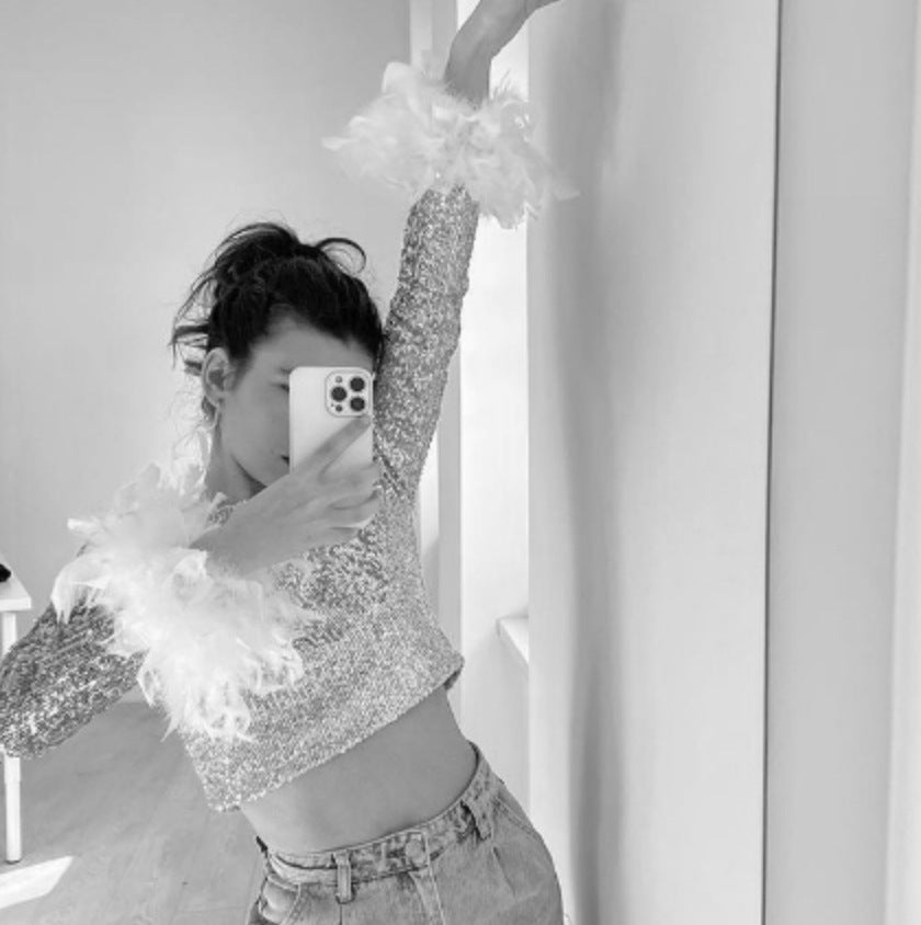 Damen Cropped Oberteil mit funkelndem Paillettenbesatz und fluffigen Ärmelbündchen Heidi-Mode