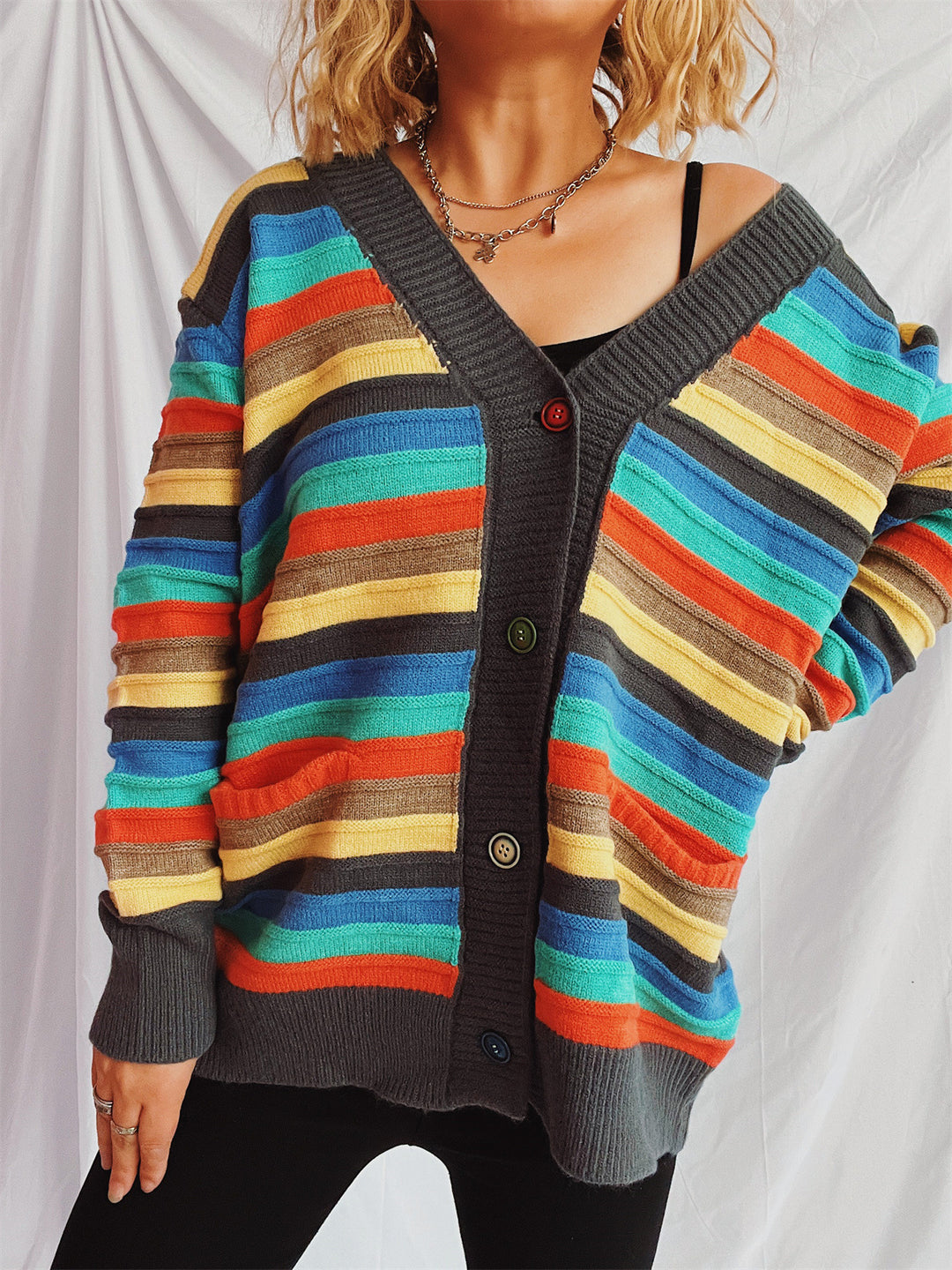 Damen Strickjacke mit buntem Streifenmuster und knöpfbarem Design Heidi-Mode