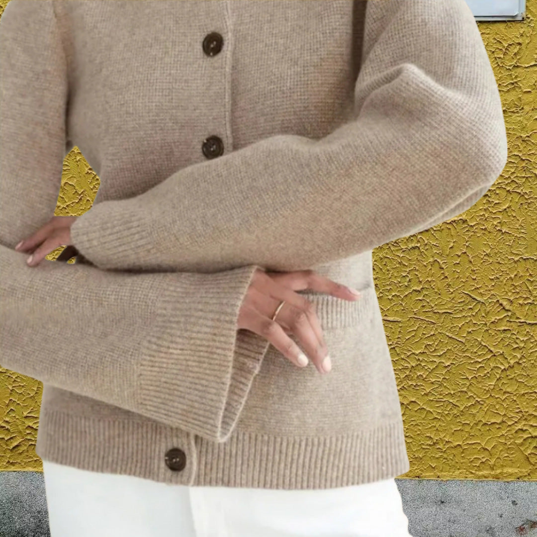 Damen Strickjacke mit eleganten Knöpfen und modernen Taschen Heidi-Mode