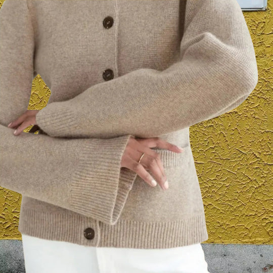 Damen Strickjacke mit eleganten Knöpfen und modernen Taschen Heidi-Mode