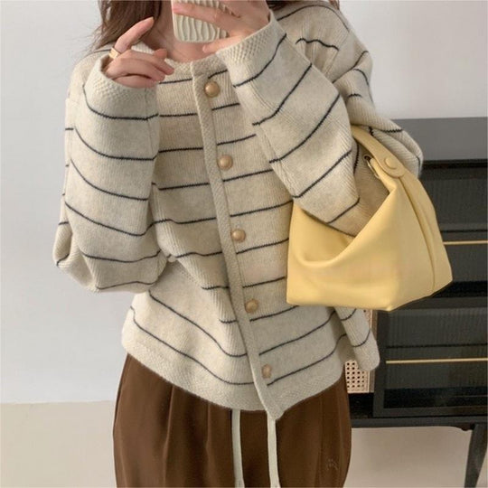 Damen gemütlicher Cardigan mit feinen Streifen und praktischen Taschen Heidi-Mode