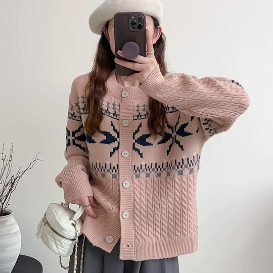 Damen Grobstrick-Cardigan mit dekorativem Zopfmuster und Knopfdetails Heidi-Mode