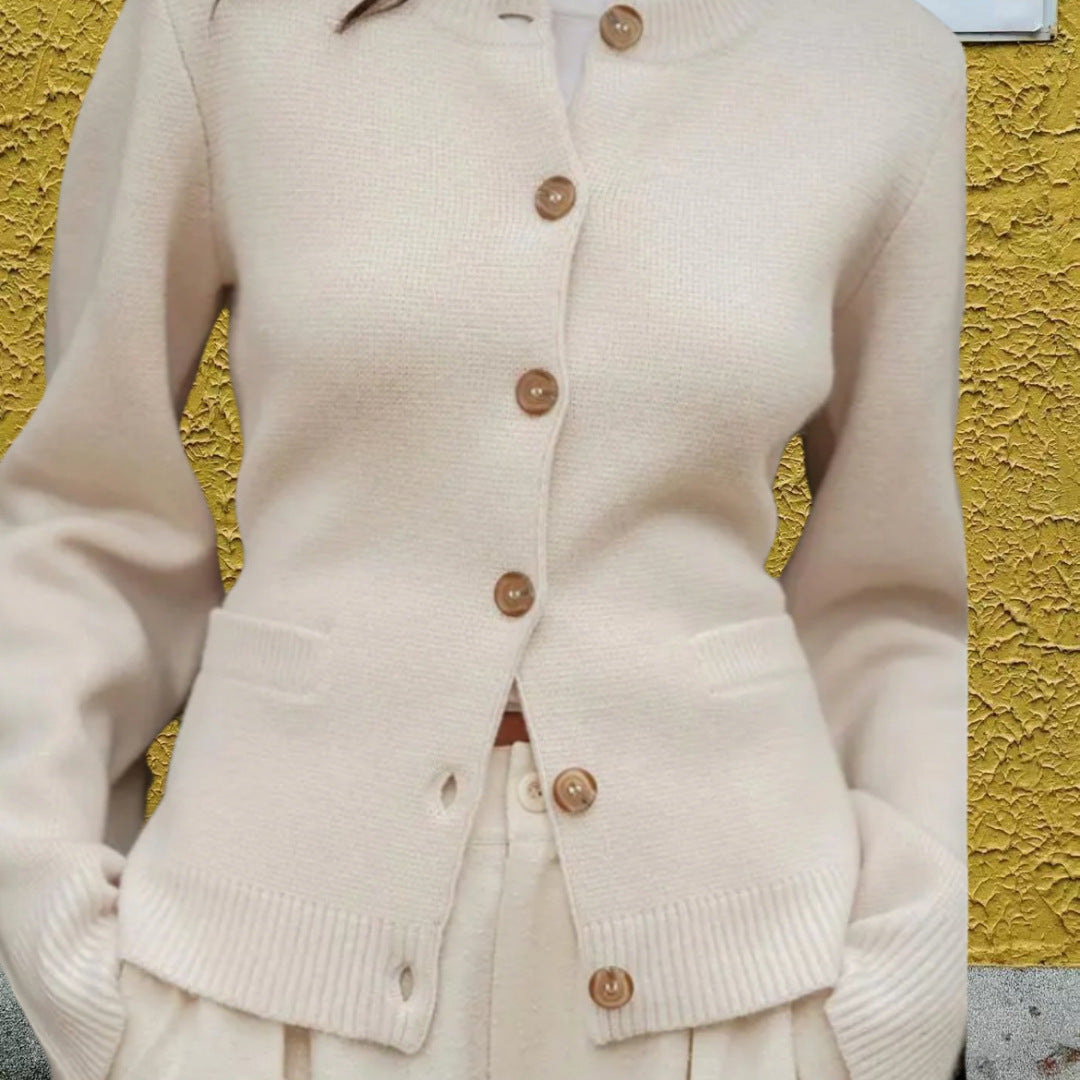 Damen Strickjacke mit eleganten Knöpfen und modernen Taschen Heidi-Mode