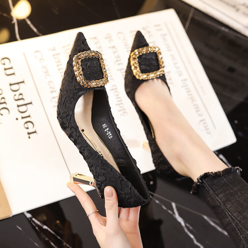 Damen Pumps mit dekorativer hochglänzender Schnalle und spitzem Design Heidi-Mode