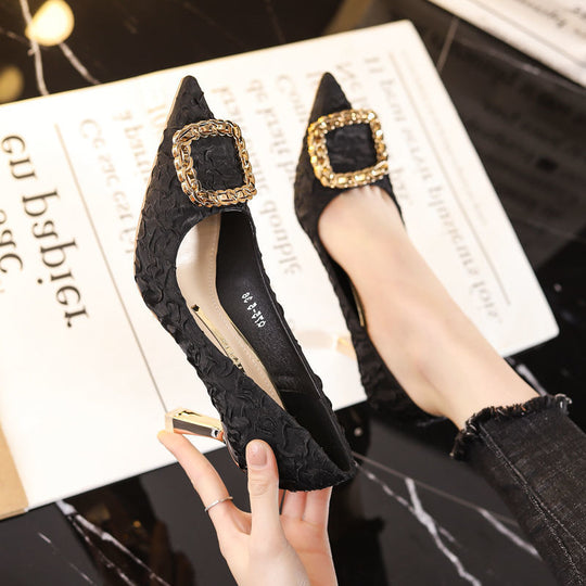 Damen Pumps mit dekorativer hochglänzender Schnalle und spitzem Design Heidi-Mode