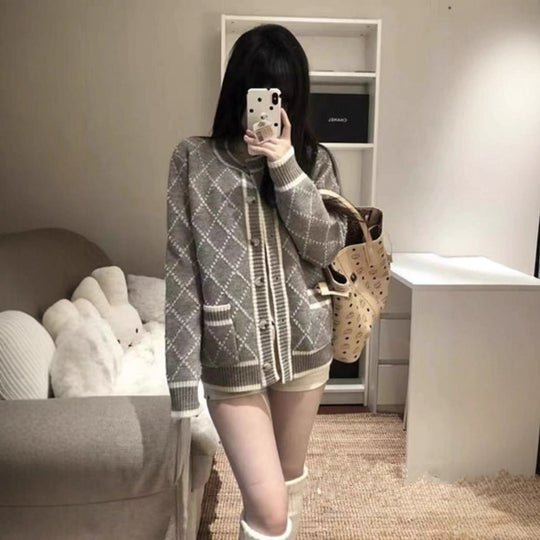 Damen modischer Strickcardigan mit eleganter Rautenmusterstruktur und goldenen Knöpfen Heidi-Mode