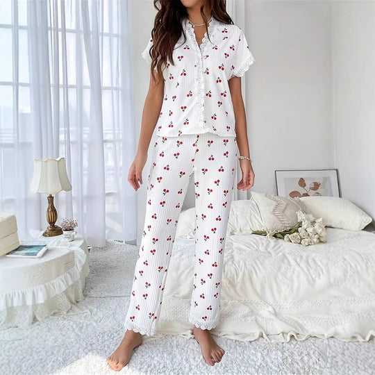 Damen Schlafanzug Set mit verspieltem Kirschmotiv und Spitze Heidi-Mode