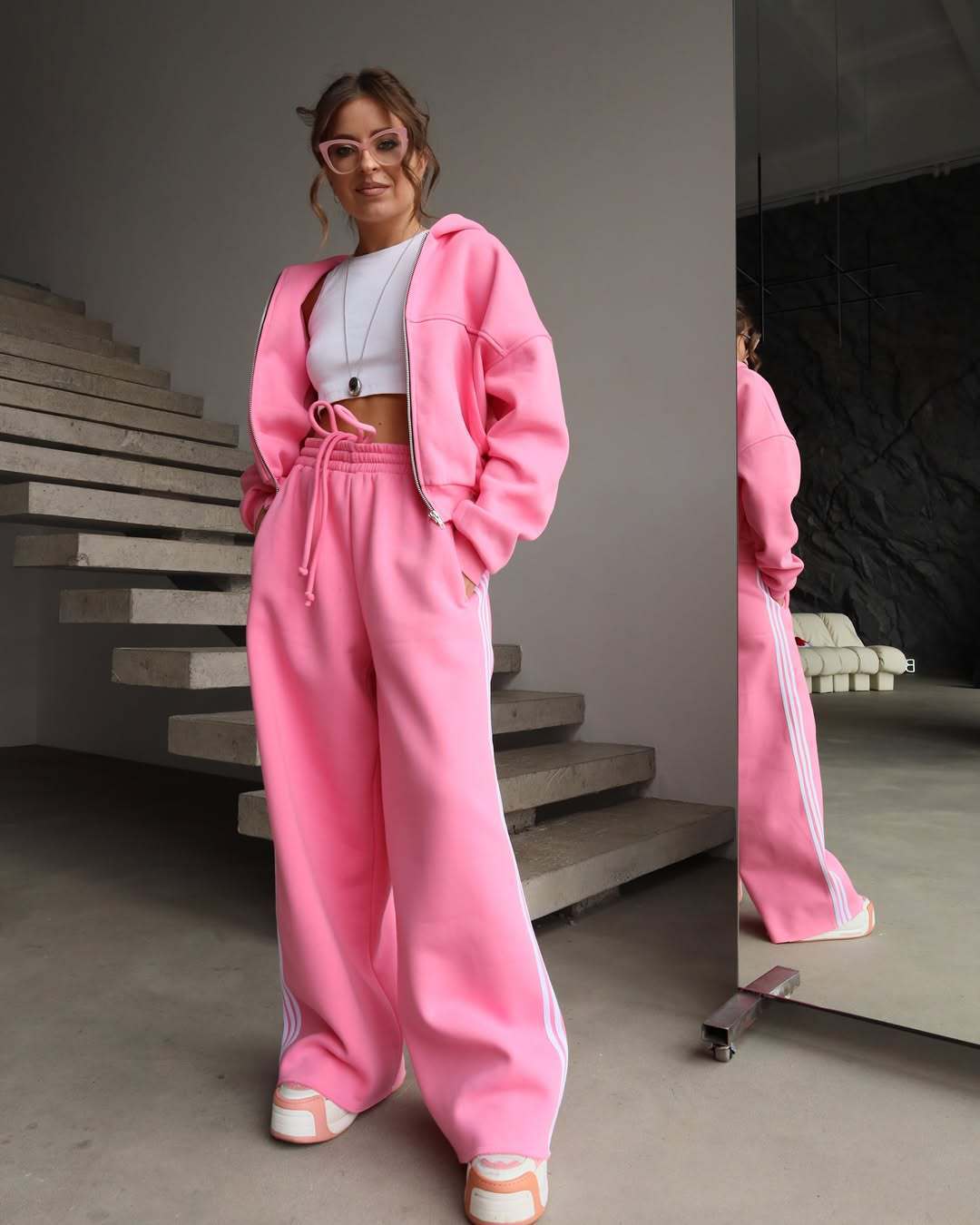 Damen Trendiges Sport-Lounge-Set mit cropped Sweatjacke und weit geschnittenen Jogginghosen Heidi-Mode