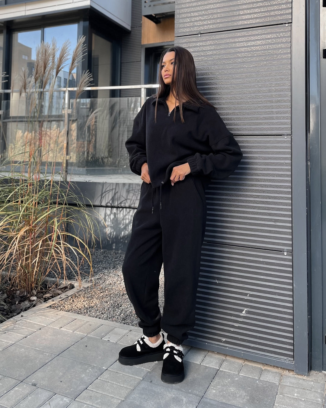 Damen gemütlicher Fleece-Jogginganzug mit hohem Kragen und Kängurutaschen Heidi-Mode