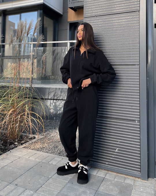 Damen gemütlicher Fleece-Jogginganzug mit hohem Kragen und Kängurutaschen Heidi-Mode