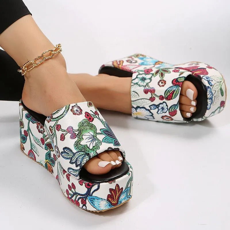 Heidi-Mode | Sandalen mit besticktem Keil