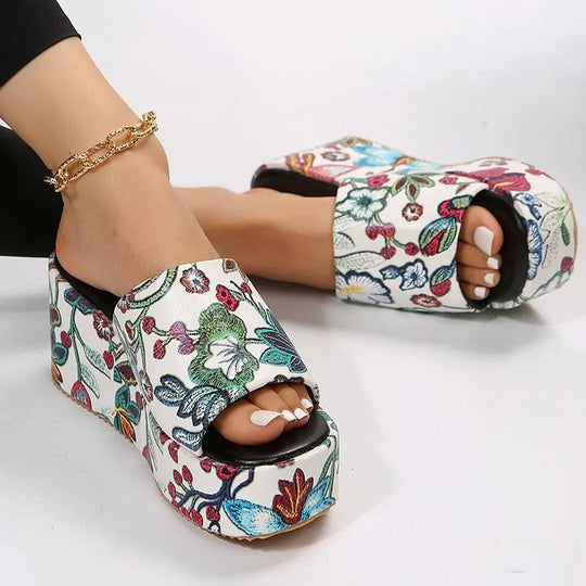 Heidi-Mode | Sandalen mit besticktem Keil
