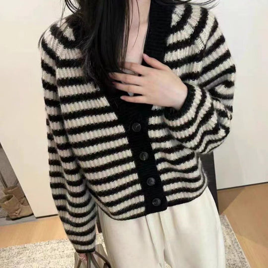 Damen gestreifte Strickjacke mit weitem Schnitt und Knopfdetails Heidi-Mode