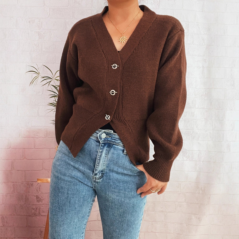 Damen leichte Strickjacke mit tiefem V-Ausschnitt und dekorativen Knöpfen Heidi-Mode