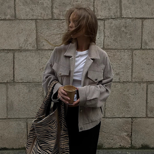 Damen Oversized Cordjacke mit praktischen Taschen und dezentem Streifenmuster Heidi-Mode