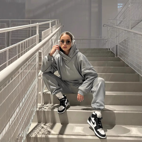 Damen gemütlicher Oversized Hoodie mit intuitivem Kordelzug und passender Jogginghose Heidi-Mode