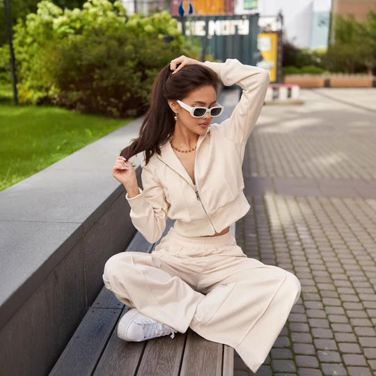 Damen sportliches Loungewear-Set mit Crop-Top und weicher Kapuzenjacke Heidi-Mode