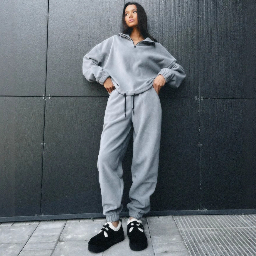 Damen gemütlicher Fleece-Jogginganzug mit hohem Kragen und Kängurutaschen Heidi-Mode