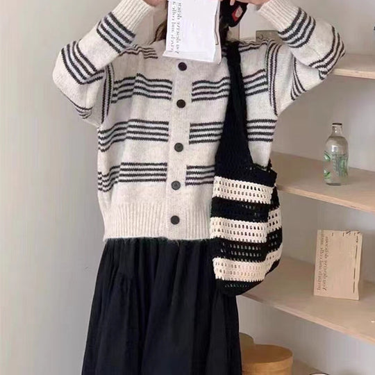 Damen modische Strickjacke mit feiner Streifenstruktur und dekorativen Knöpfen Heidi-Mode