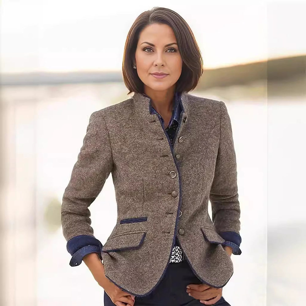 Damen eleganter Blazer mit knöpfbarem Stehkragen und kontrastierenden Taschen Heidi-Mode