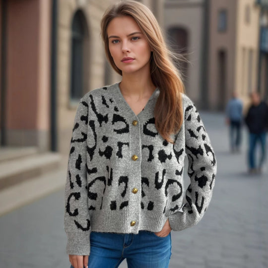 Damen Strickjacke im modernen Leopardenmuster mit Knopfdetails Heidi-Mode