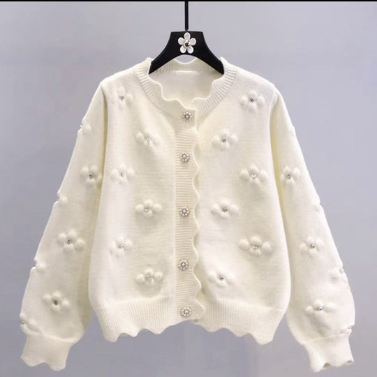 Damen verspielter Strickcardigan mit dekorativen Perlenknöpfen und floralem Design Heidi-Mode