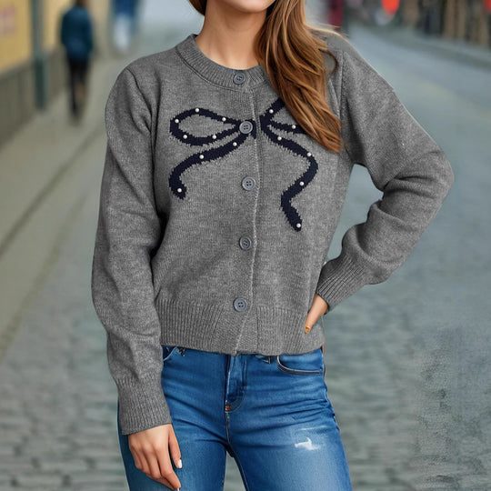 Damen Strickjacke mit verspieltem Schleifenmotiv und hochwertigen Knopfdetails Heidi-Mode