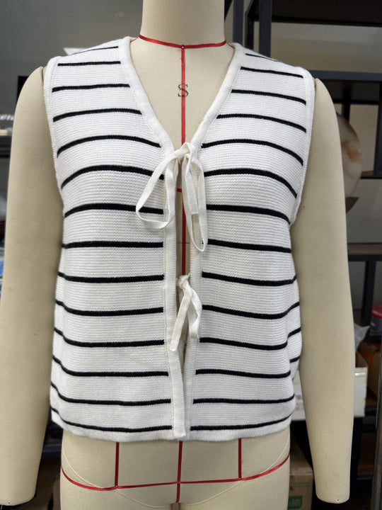 Damen Stricktop mit feinen Streifen und dekorativem Knotendetail Heidi-Mode