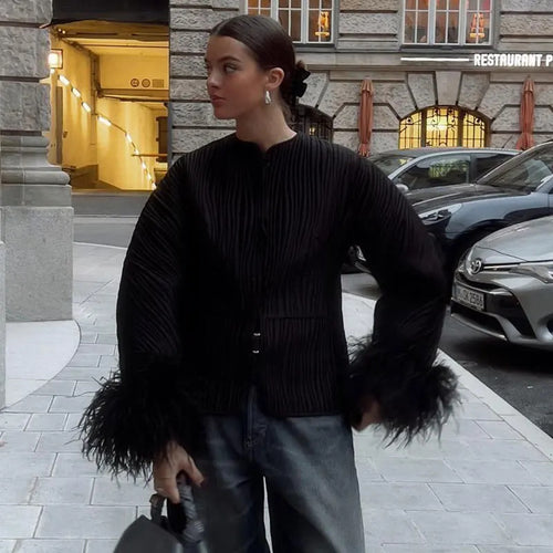 Damen modische Steppjacke mit raffiniertem Bindegürtel und eleganten Fuchsfell-Ärmeln Heidi-Mode