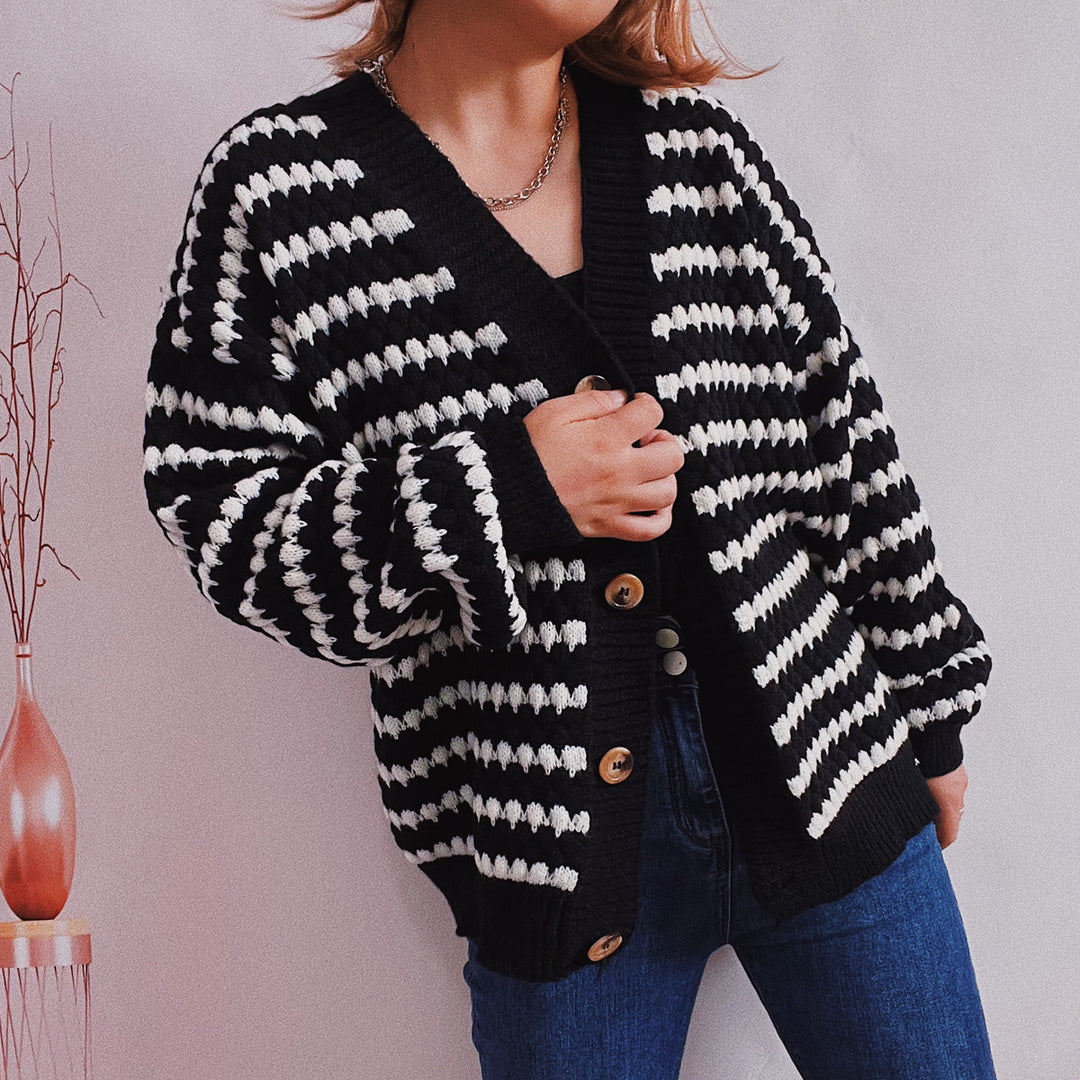 Damen Oversize Strickjacke im modischen Streifenlook mit Holzknopfdetails Heidi-Mode