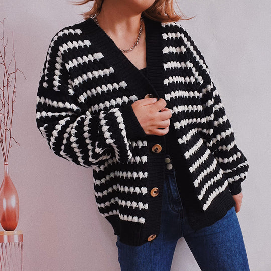 Damen Oversize Strickjacke im modischen Streifenlook mit Holzknopfdetails Heidi-Mode