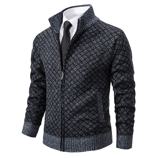 Herren Strickjacke mit modernem Zopfmuster und hohem Kragen Heidi-Mode