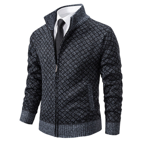 Herren Strickjacke mit modernem Zopfmuster und hohem Kragen Heidi-Mode