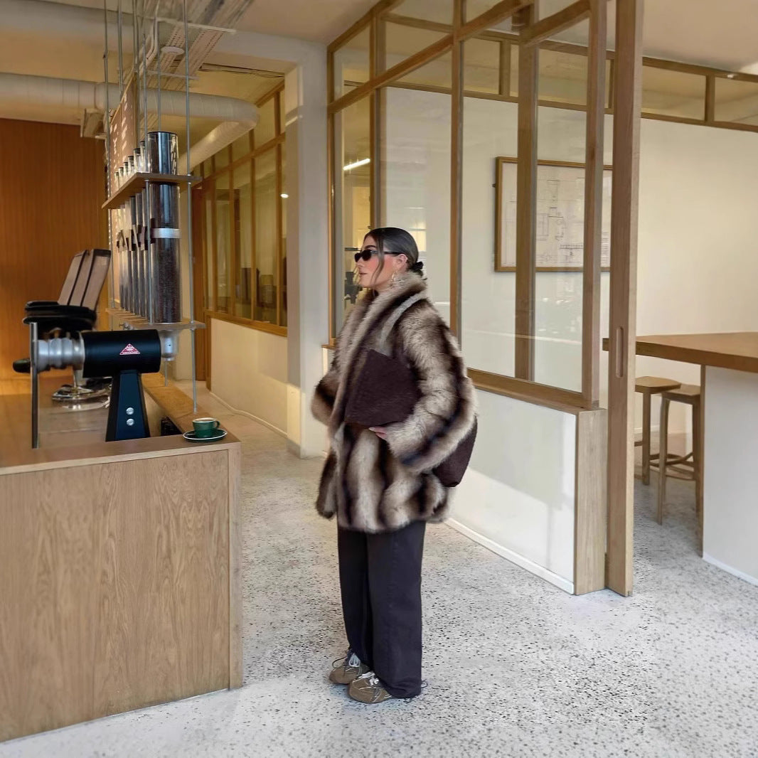 Damen luxuriöser Kunstfellmantel mit breitem Kragen und eleganten Details Heidi-Mode