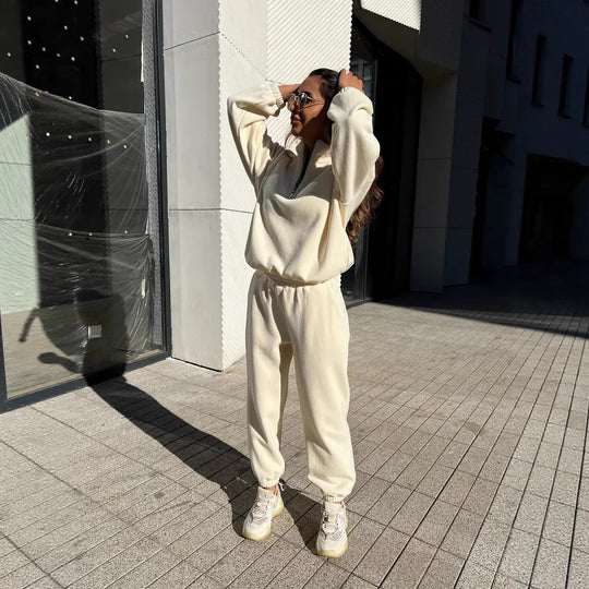 Damen sportliches Fleece-Jogginganzug mit halbem Reißverschluss und elastischen Bündchen Heidi-Mode