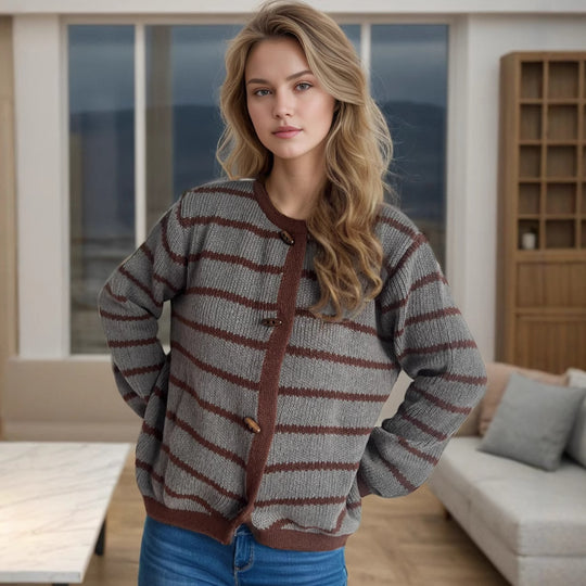 Damen gestreifte Strickjacke mit hochwertigen Holzknöpfen und rundem Ausschnitt Heidi-Mode