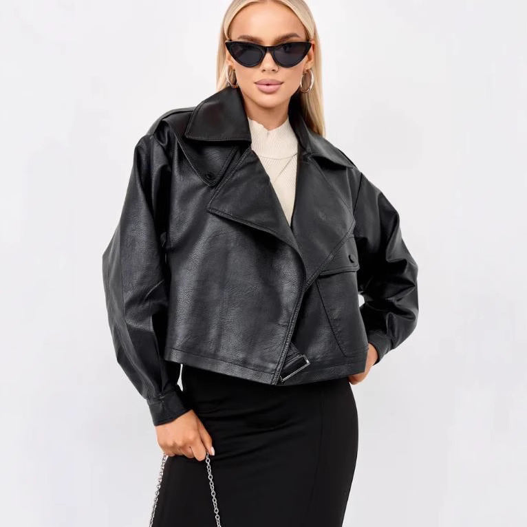 Damen Cropped Bikerjacke aus Kunstleder mit oversized Schnitt und strukturierten Details Heidi-Mode