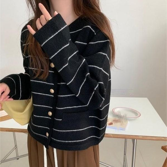 Damen gemütlicher Cardigan mit feinen Streifen und praktischen Taschen Heidi-Mode